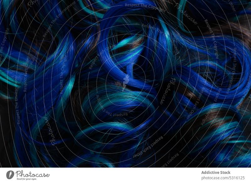 Hintergrund mit lebhaft gefärbten blauen Haaren mehrfarbig Behaarung Locken Stil farbenfroh Mode trendy minimalistisch Spektrum pulsierend weich Schloss Farbe
