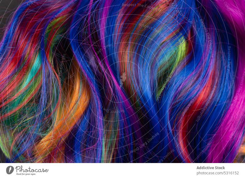 Hintergrund von lebhaft gefärbtem Haar mehrfarbig Behaarung Locken Stil farbenfroh Mode Regenbogen trendy minimalistisch Spektrum pulsierend weich Schloss Farbe
