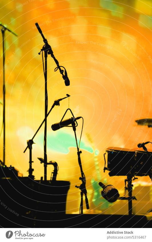 Mikrofone und Schlagzeug auf der Musikbühne Trommel Kulisse Schauplatz hell Illumination Leistung Tribüne Konzert Klang Entertainment Felsen Instrument Bausatz
