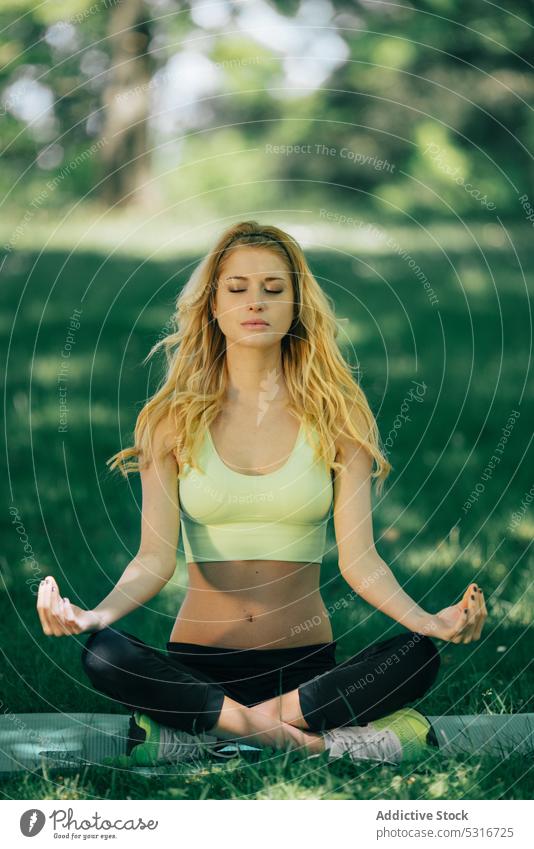 Junge Frau beim Sport im Park Yoga Training strecken Fitness Lifestyle jung Gesundheit Übung Athlet Sommer sonnig tagsüber Dame Wellness Wohlbefinden blond