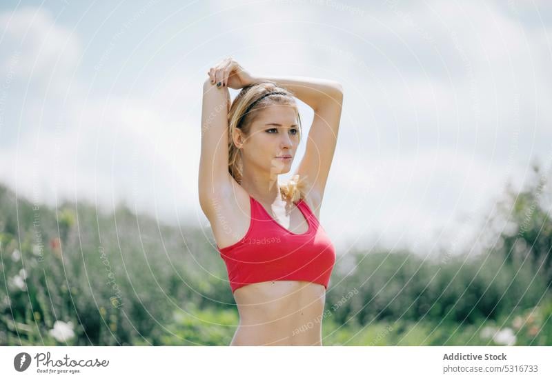 Junge Frau beim Sport im Park Training strecken Fitness Lifestyle jung Gesundheit Übung Athlet Sommer sonnig tagsüber Dame Wellness Wohlbefinden blond Körper