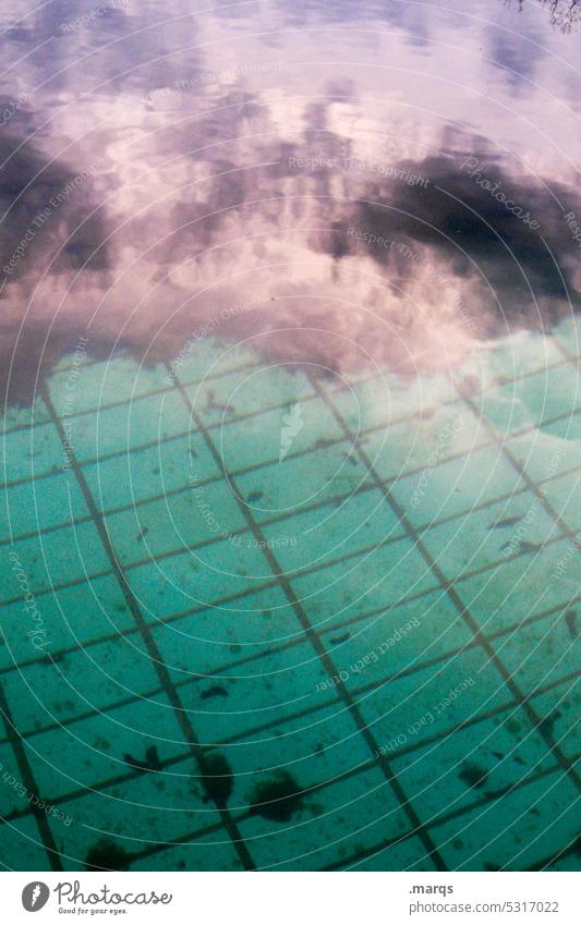 Gewitterwolken in dreckigem Schwimmbecken Schwimmbad Fliesen u. Kacheln türkis lila Wolken Reflexion & Spiegelung Wasser Schwimmen & Baden alt