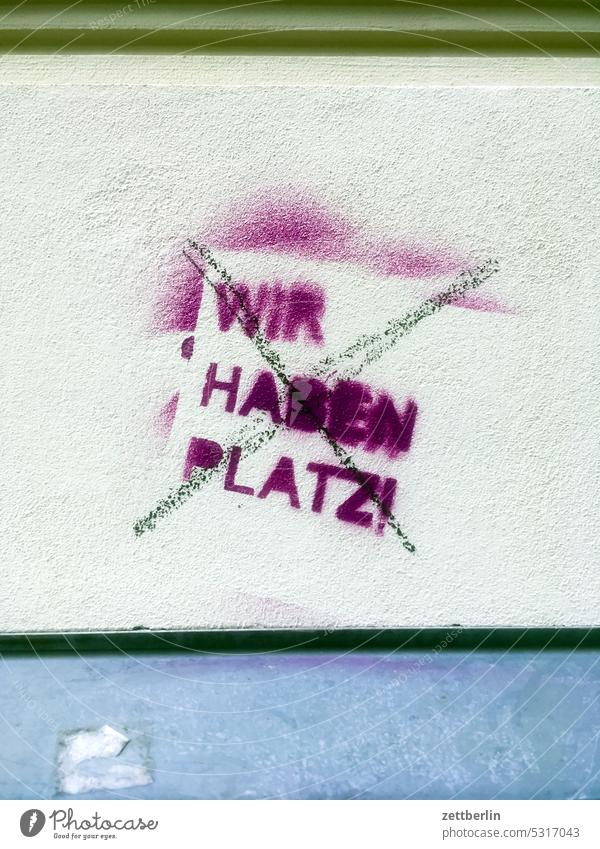 Wir haben (keinen) Platz architektur aussage begriff berlin city einzelbuchstabe farbe fassade gebäude gesprayt grafitti grafitto hauptstadt haus innenstadt