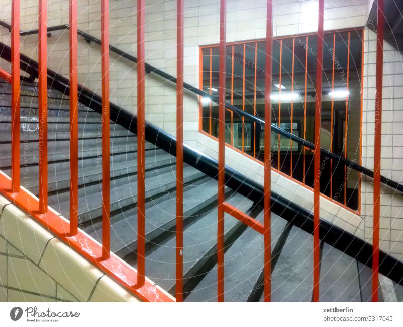 Treppe in der U-Bahn absatz abstieg abwärts architektur aufstieg aufwärts berlin city deutschland gebäude geländer haus innenstadt kiez leben licht menschenleer