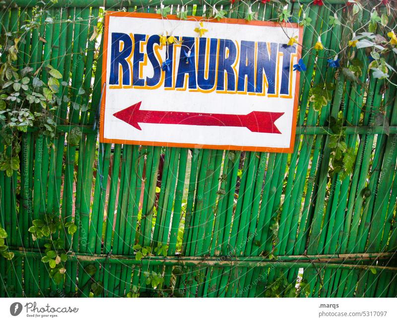 <- Restaurant Schriftzeichen Pfeil Hinweisschild Zaun grün Pflanze Richtung Gastronomie