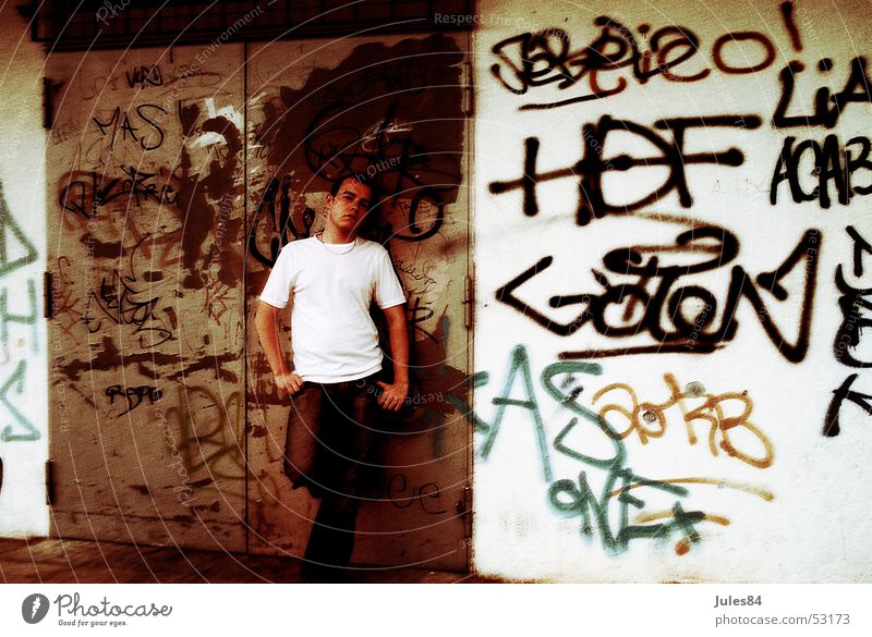 Junge Ghetto Wand Tagger Randgruppe Haus Zukunftsangst Denken Rinnstein Graffiti boy