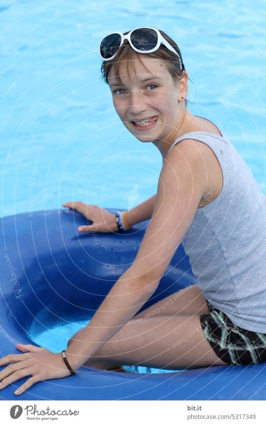 Jugendliche im Schwimmring im blauen Pool. teenager Wasser Spaß Sommer schwimmen Resort Freizeit Mädchen Urlaub nass Sport Lifestyle Erholung Schwimmsport