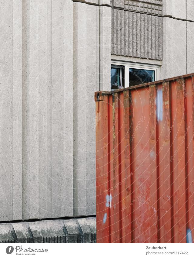 Roter Container vor grauer Betonwand eines Wohnhauses in Plattenbauweise rot Wand Fenster Flächen abstrakt minimal Stadt Großstadt wohnen bauen Metall Fassade