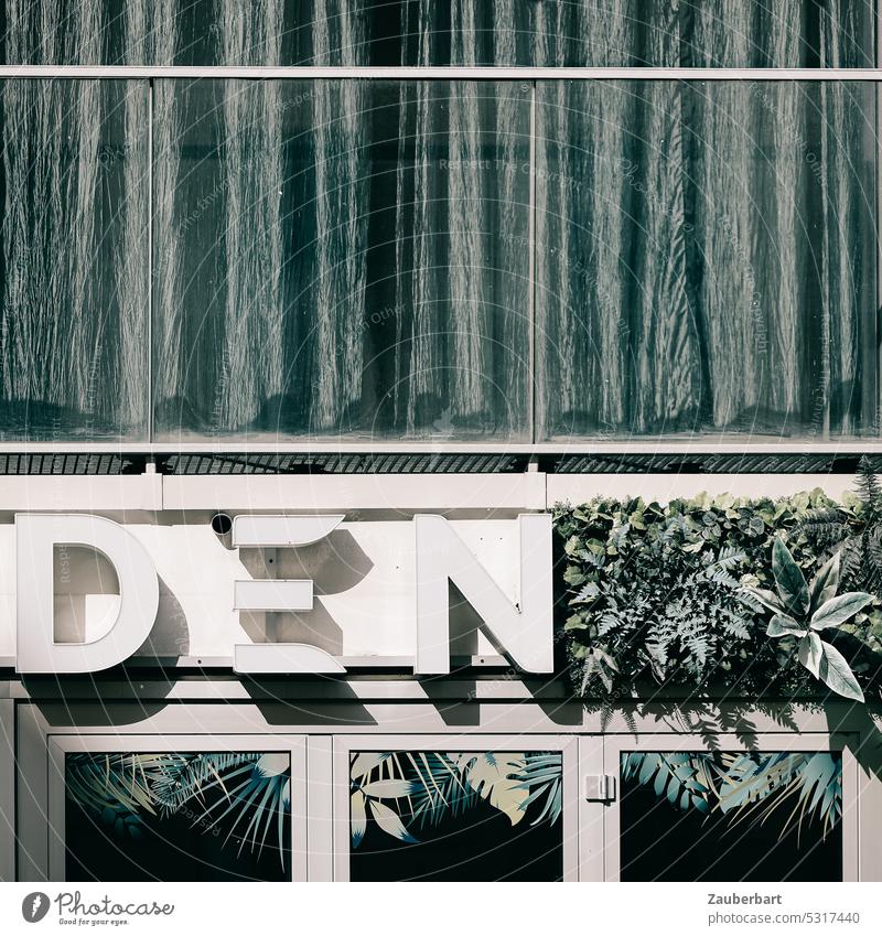 Moderne Fassade, Vorhang, Pflanzen und florale Optik, Schriftzug DEN Fasssade modern grün graugrün städtisch business Geschäft Lokal Glas gläsern Metall