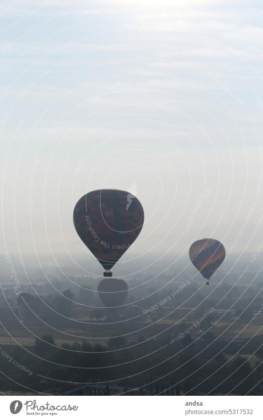 Heißluftballons in der Morgenstimmung bei diesigem Licht Heißluftballonfahrt Morgendämmerung Natur Landschaft Luftaufnahme ruhig Außenaufnahme Morgennebel