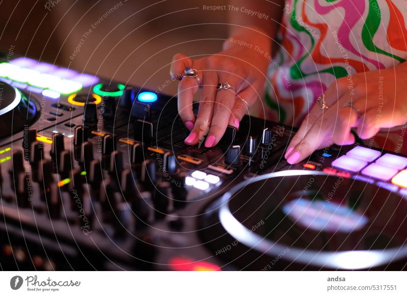 weibliche DJ die Musik macht Frau Hände Finger Nagellack Feminismus DJ Pult DJane Party Club Konzert Nachtleben Berlin Techno Sommer Strand Elektro