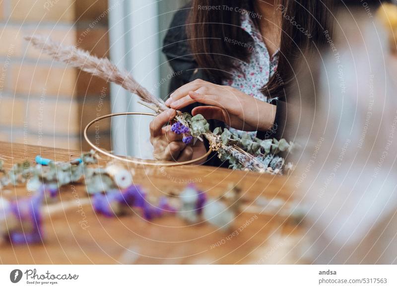 Frau, die mit Trockenblumen einen Kranz oder Strauß bindet Trockenblumenstrauß Detailaufnahme Hände Hand Handwerk Natur Blume Blumenstrauß binden
