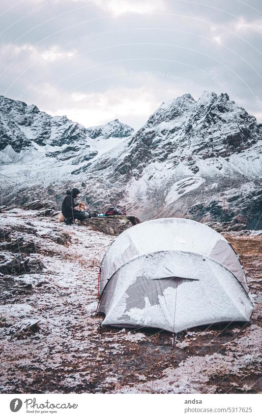 Camping in den verschneiten Bergen beim Wandern Zelt Schnee Berge u. Gebirge camping wandern Abenteuer natur Außenaufnahme Freiheit Gipfel Schneebedeckte Gipfel