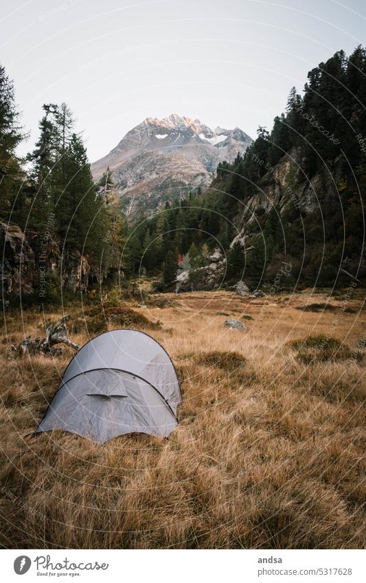 Camping in den Bergen beim Wandern Zelt Berge u. Gebirge camping wandern Abenteuer natur Außenaufnahme Freiheit Gipfel Landschaft Ferien & Urlaub & Reisen
