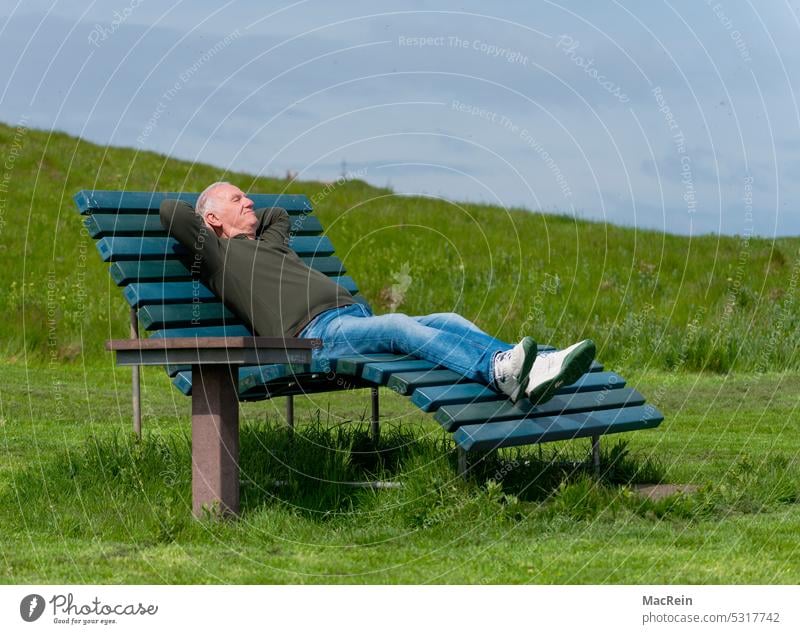 Entspannung auf ener Parkbank 60-70 Jahre alt rentner entspannen relaxen freizeit mann ausruhen urlaub reiseziel Helgoland insel Helgoland