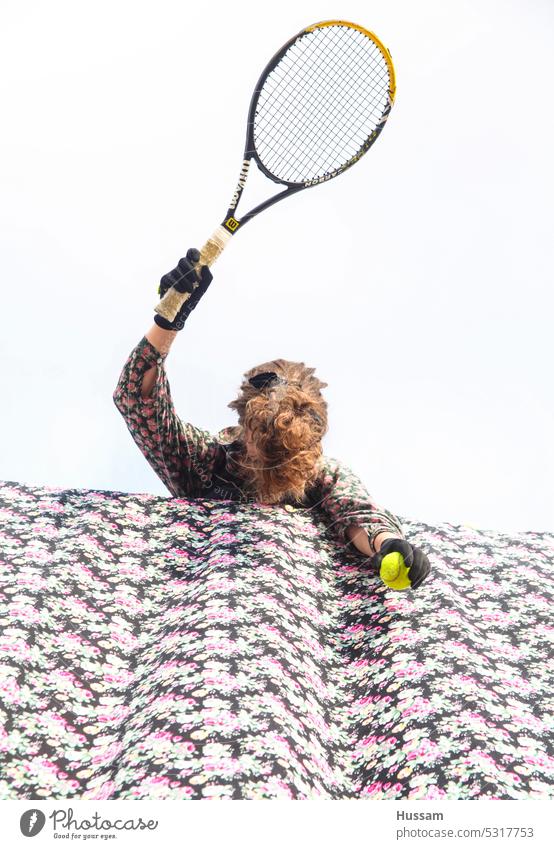 Konzeptfoto eines anonymen Tennisspielers, der nicht in der Lage ist, den Tennisball mit dem Schläger zu treffen außergewöhnlich Haare & Frisuren verrückt