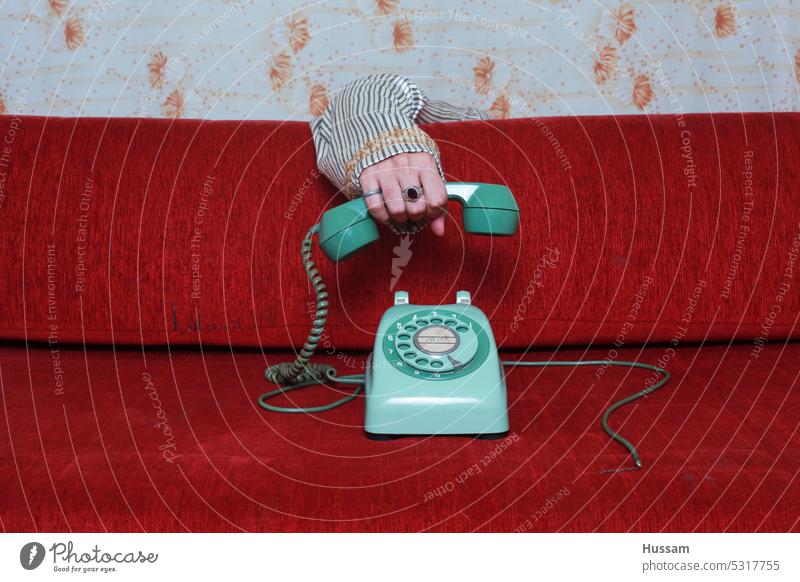 Konzeptfoto einer Hand, die ein Vintage-Handy eines abgeschalteten Telefons hält altehrwürdig retro Atelier Beteiligung klassisch Anruf Mitteilung jung Business