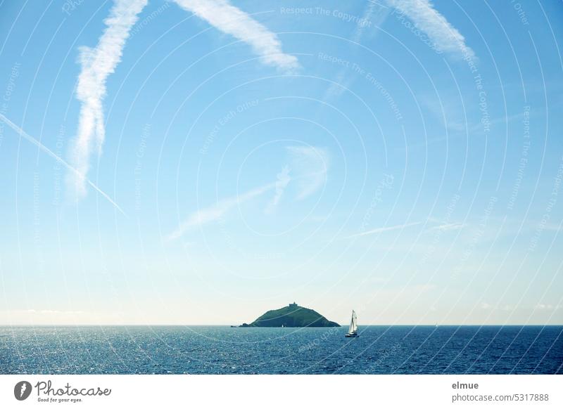 kleine, unbewohnte Insel mit Leuchtturm im Mittelmeer, Segelboot und Chemtrails / Scoglietto di Portoferraio Italien Wasser blau Elba Überfahrt