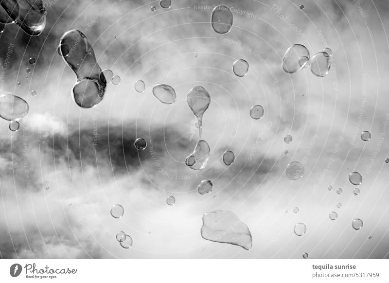 Seifenblasen vor bewölktem Himmel Schwarzweißfoto Wolken Mikroskop Blasen