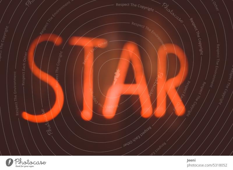 STAR Star berühmt Berühmtheit Business Show Fernsehen Film Musik Licht Wort rot Buchstaben Text Schilder & Markierungen leuchten verschwommen Werbung Schrift