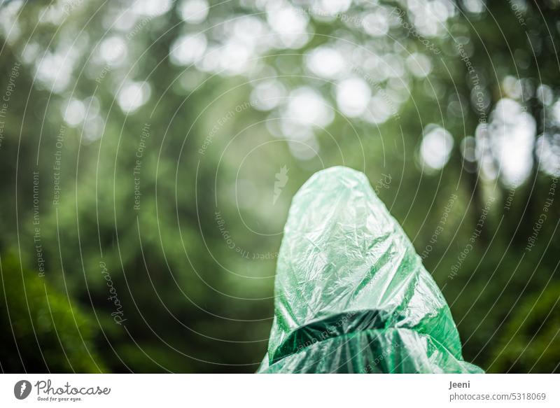 [HH Unnamed Road] Grüne Regenzipfelmütze Herbst Schutz regencape Wald Park Hamburg Usertreffen Wetterschutz Gestalt Umhang Folie Kunststoff versteckt