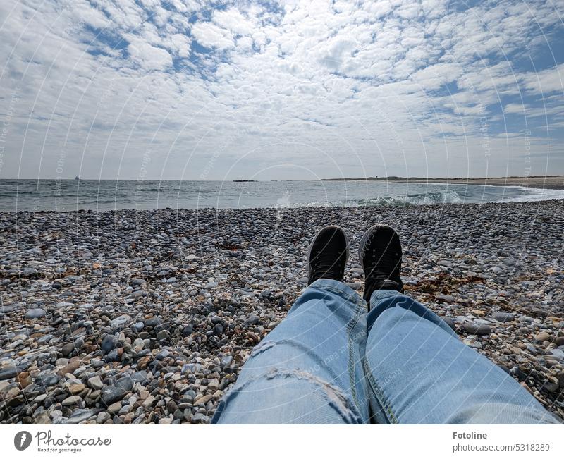 Ich sitze auf den von der Sonne aufgeheizten Steinen der Ade auf der Düne vor Helgoland Vor mir rollen die Wellen der Nordsee an den Strand. Der Himmel ist blau mit Wölkchen überzogen. Ich könnte hier stundenlang sitzen und einfach nur nichts tun.