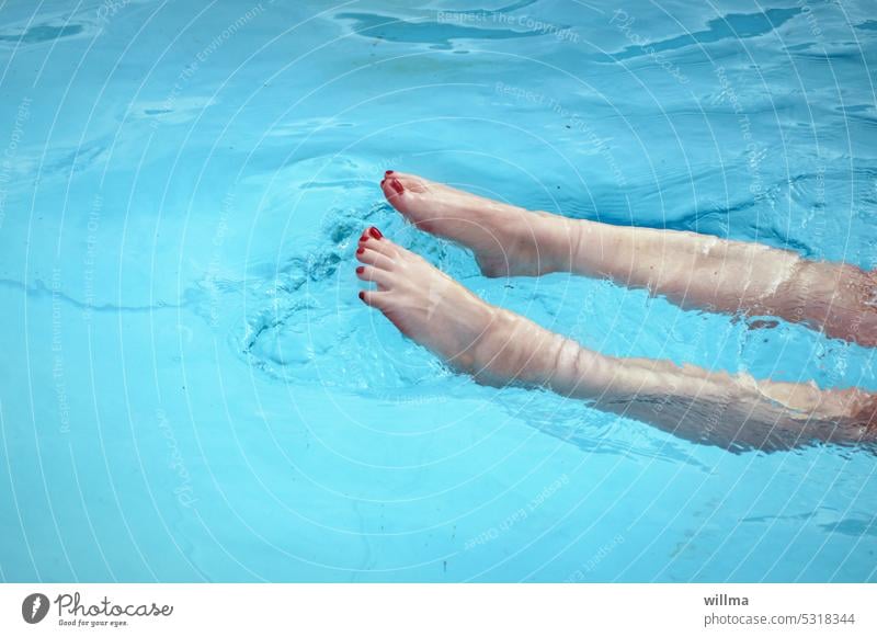 Beine im Wasser, Badespaß baden Sommer Füße schwimmen Urlaub Erholung Sommerurlaub Frau rote Zehennägel Nagellack Pool Swimmingpool blau Rückenschwimmen Meer