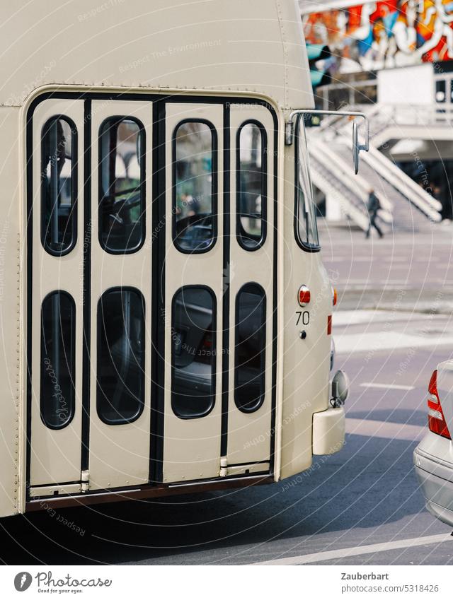 Tür einer historischen Straßenbahn vor bunter Fassade hell bug Personennahverkehr ÖPNV Verkehr Schienenverkehr Öffentlicher Personennahverkehr Verkehrsmittel