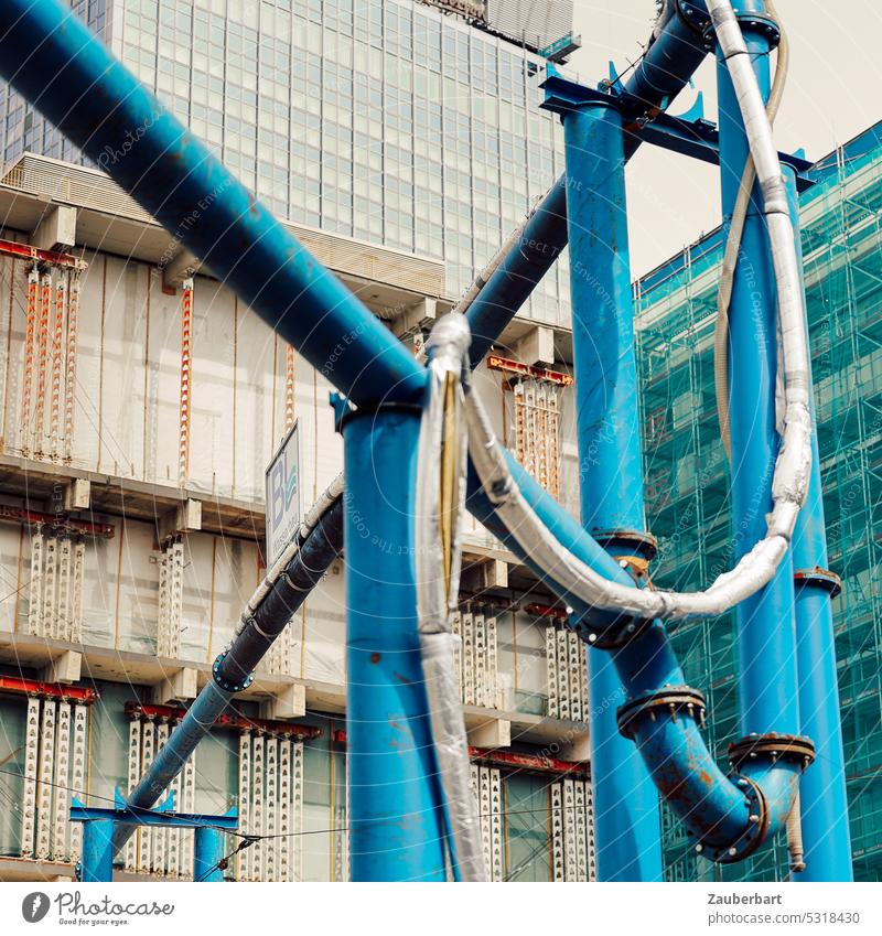 Abstraktes Muster von Wasserrohren einer Baustelle in Berlin-Mitte Abwasser baustelle berlin mitte blau muster abstrakt alexanderplatz bauen aufbauen renovieren