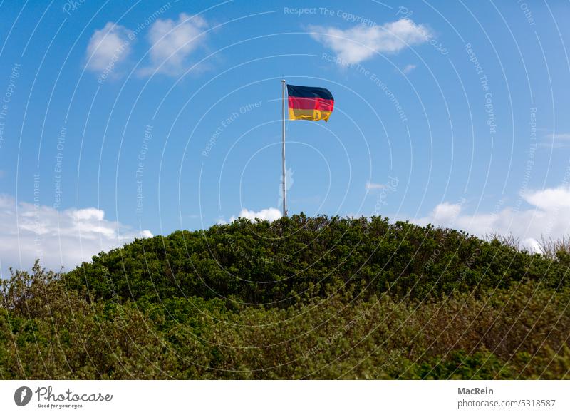 Deutschlandfahne auf einem Hügel flagge deutschland fahne grüner hügel erhöhung berg niemand menschenleer aussenaufnahme symbolbild