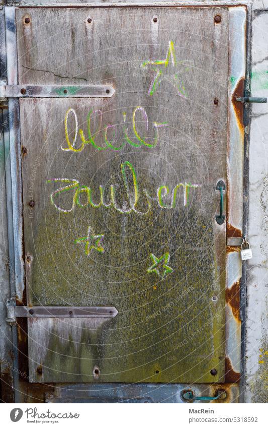 Beschriftete Holztür Tür beschriftet bemalt farbig aussenaufnahme niemand