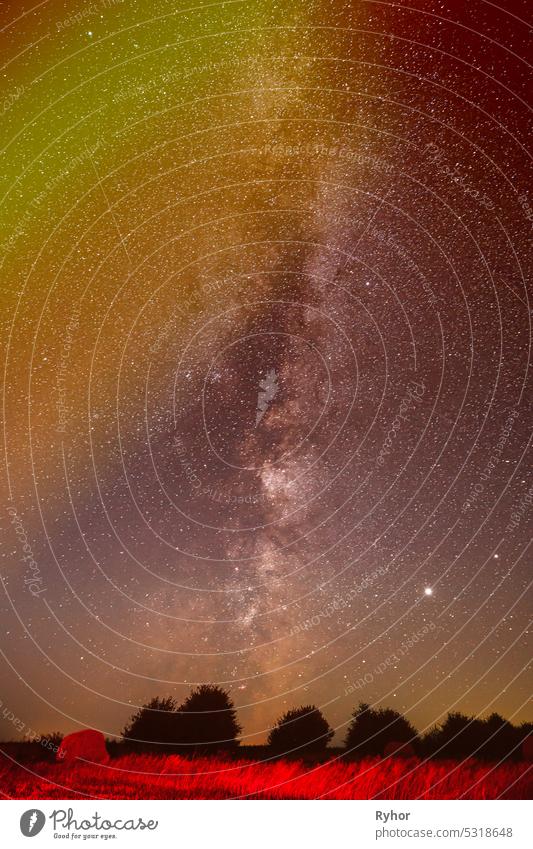 Natural Real Night Sky Sterne mit Milchstraße über Feld Wiese nach der Ernte. Landwirtschaftlichen bunten Hintergrund kopieren Raum. Spuren von Meteoren am Nachthimmel