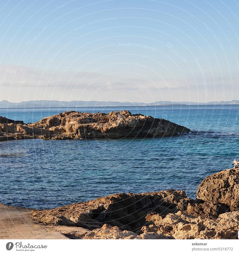 Formentera Es Caló, Blick übers Mittelmeer nach Ibiza Sommer Tag Außenaufnahme Farbfoto Ferien & Urlaub & Reisen Meer Tourismus Küste Menschenleer Sommerurlaub