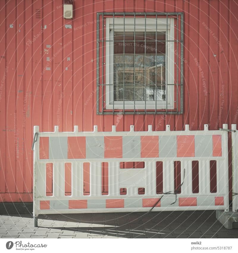 Da baunse was Baucontainer Sonnenlicht Schatten Blech Fassade Farbfoto Detailaufnahme Arbeit & Erwerbstätigkeit rot-weiß Gedeckte Farben Menschenleer Baugewerbe