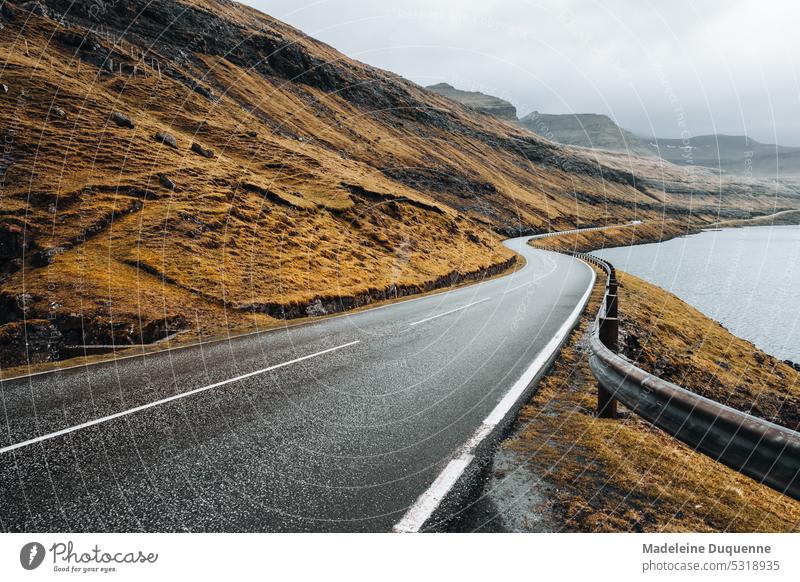 Stasse entlang der Fjorde auf den Färöer Inseln Strasse neblig Abenteuer Norden moody Roadtrip Asphalt Freiheit kurvig windig atemberaubend Reise malerisch