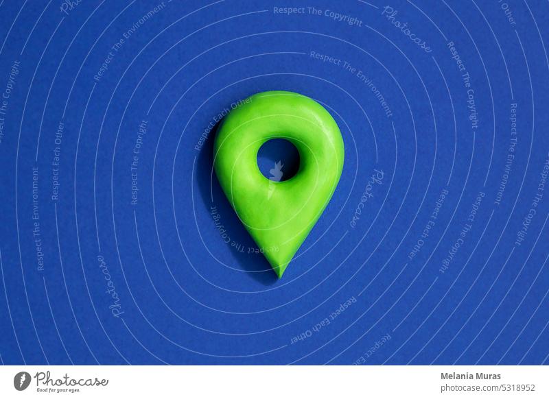 Grüner Standort Symbol der Pin auf blauem Hintergrund, 3D-GPS-Pin-Symbol, Standort-Konzept. 3d abstrakt Adresse Schaltfläche Kartographie Farbe Design
