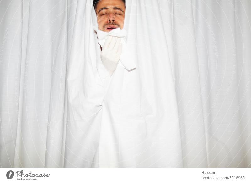 Konzeptfoto über eine hustende Person Sicherheit niesen Hygiene Erkältung Ansteckungsgefahr Korona Krankenhaus Impfstoff Gesundheitswesen Infektionsgefahr