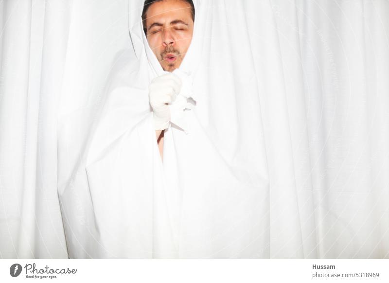 Konzeptfoto über eine hustende Person Sicherheit niesen Hygiene Erkältung Ansteckungsgefahr Korona Krankenhaus Impfstoff Gesundheitswesen Infektionsgefahr