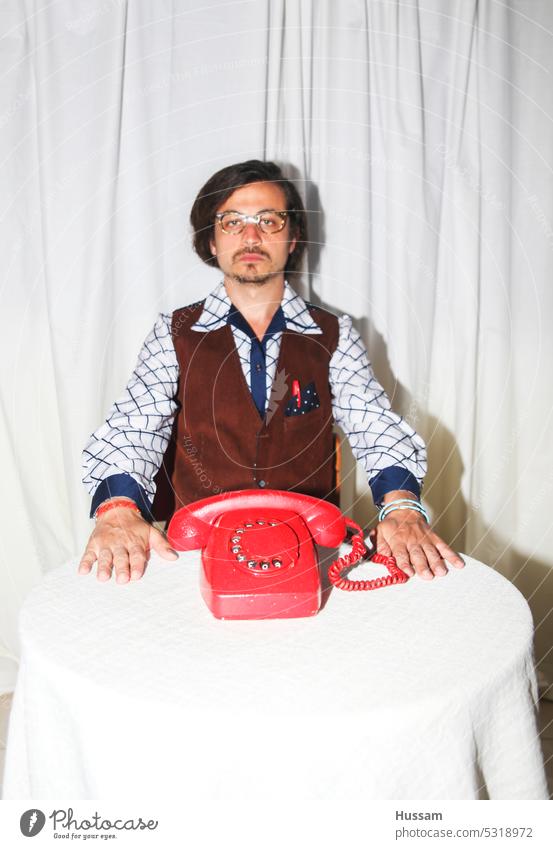 Foto von einer Person mit einem alten Telefon, die auf einen Anruf wartet Symbole & Metaphern altehrwürdig Gerät sich bei uns melden Antiquität verbinden