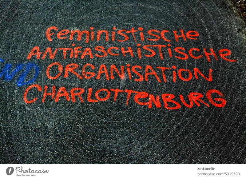 Feministische antifaschistische Organisation Charlottenburg abstrakt aussage begriff botschaft buchstabe charlottenburg einzelbuchstabe farbe feminismus