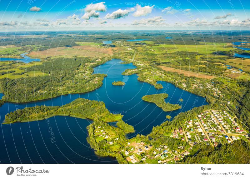 Bezirk Lyepyel, Region Witebsk, Belarus. Luftaufnahme von Lepel See mit natürlichen kleinen Inseln Bezirk Beloozerny Antenne Einstellung Herbst schön