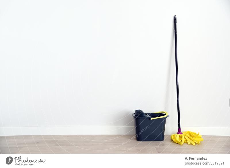 Ein Wischmopp und ein Eimer in einem leeren Raum an einer leeren Wand. Reinigen Moped Sauberkeit Arbeit & Erwerbstätigkeit Farbfoto dreckig Besen Frühjahrsputz