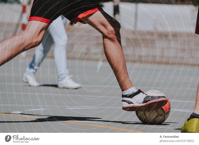 Detail eines Teenagers, der während eines Spiels einen Fußball schießt. Fußballfeld Ball Fußballschuhe Fußballtraining Fußballer Fußballspiel Tor Schulpause