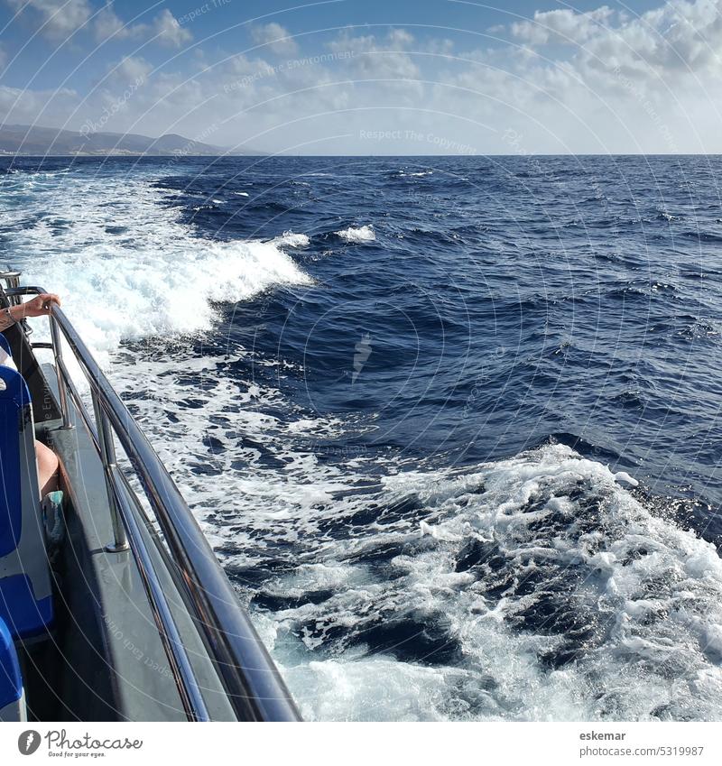 Ausblick von einem Motorboot auf den Atlantik und die Küste von Fuerteventura Boot Schiff atlantischer Ozean Wellen Seegang Kanaren Kanarische Inseln Spanien
