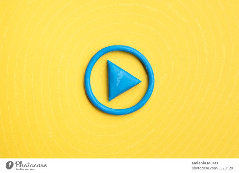 3d simple play button, 3d media play Zeichen auf gelbem Hintergrund. Plastilin Objekt. Pfeil Audio Ausstrahlung Business Schaltfläche kreisen Ton klicken Clip