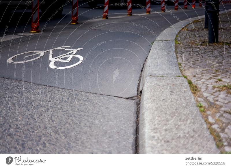 Radweg abbiegen asphalt fahrbahnmarkierung fahren fahrrad fahrradweg ferien fortbewegung hauptstraße hinweis kante kurve linie navi navigation orientierung