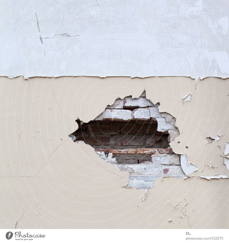 ein loch in der wand Menschenleer Haus Mauer Wand kaputt trist grau Verfall Vergänglichkeit Wandel & Veränderung Zerstörung Loch Mauerstein Mauerreste