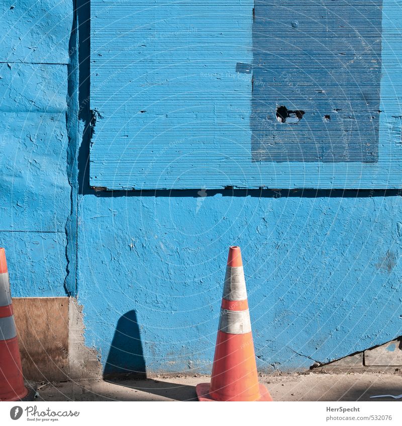 B(l)austelle New York City Stadt Haus Bauwerk Gebäude Mauer Wand Fassade Straße alt authentisch trashig trist blau Baustelle Hut Begrenzung Warnung Warnhinweis