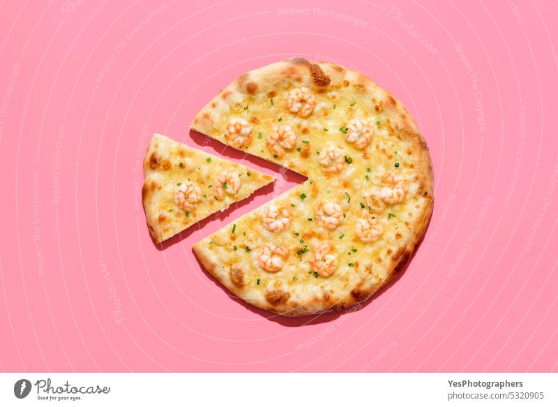 Hausgemachte Krabbenpizza isoliert auf einem rosa Hintergrund. Geschnittene Pizza von oben gesehen gebacken hell Käse Farbe Textfreiraum Kruste Küche lecker