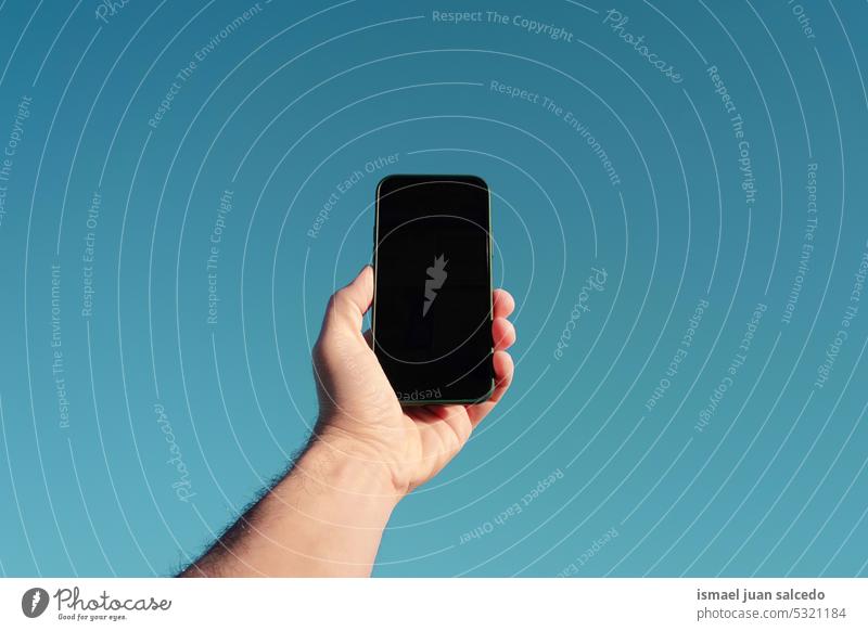 Hand, die ein Mobiltelefon hält, Handysucht Beteiligung Telefon Smartphone mobil Mobile Bildschirm Mitteilung Gerät Technik & Technologie Internet online